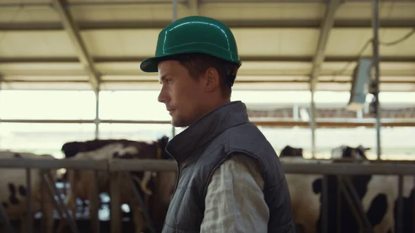 Supervisor de granja caminando establo en la granja de primer plano. Fábrica de productos lácteos. — Foto de Stock