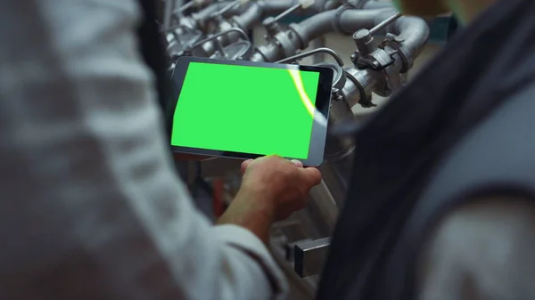 工程师用彩色按键屏幕在偷取设备特写时用手擦拭平板 — 图库照片