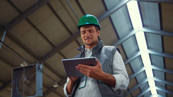 Travailleur agro-industriel utilisant un ordinateur tablette dans hangar. Ingénieur production laitière — Photo