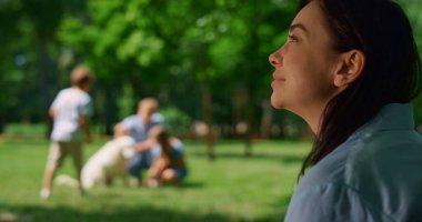 Hayalperest kadın, aile yakınlaşması oynamak için önünde oturuyor. Etkin boş zaman kavramı.