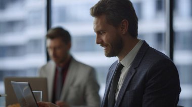 Başarılı iş adamı videosu laptopta sabah kahvesini kafeteryada içiyor..