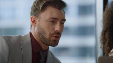 İş adamı konuşuyor, iş arkadaşı şirket kafesinde dizüstü bilgisayarı arıyor..