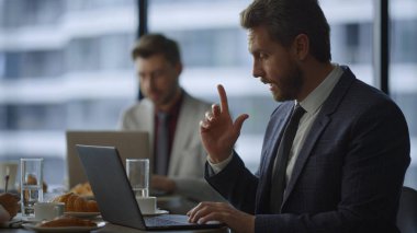 Kafe ofis merkezinde bilgisayar daktilo eden iş arkadaşları..