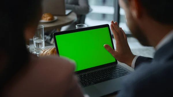 Empreendedor casal vídeo chamando no computador portátil tela verde no restaurante. — Fotografia de Stock