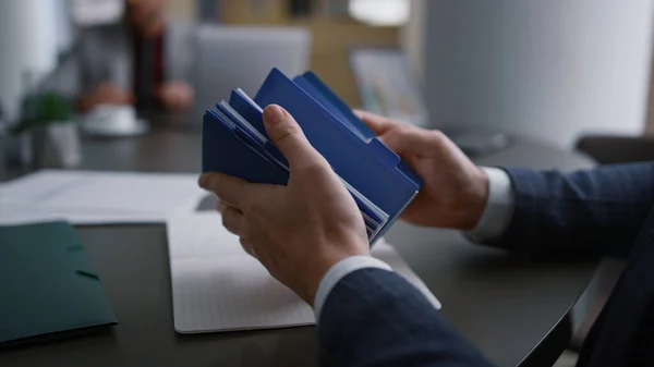 Advogado lendo papelada corporativa olhando notepad procurando informações no escritório. — Fotografia de Stock
