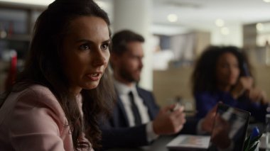 Çalışanlar ekibi, çok ırklı şirket bürosunda finansman geliştirmeyi konuşuyor.