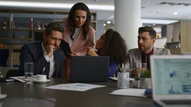 Menajerler iş konuşuyor. Çeşitli meslektaş grupları pazarlamayı tartışıyor.