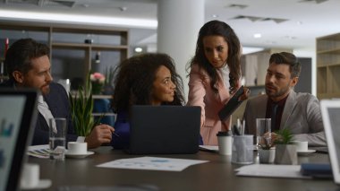 Buluşmada bilgisayar analiz verileri kullanarak birlikte çalışan çok ırklı tutuklular