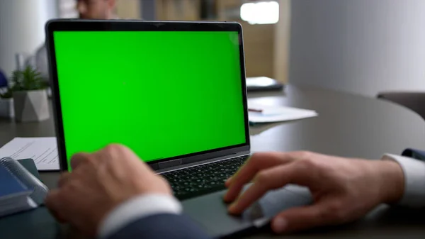 Homem de negócios usando touchpad laptop tela verde na conferência de equipe corporativa. — Fotografia de Stock