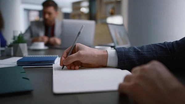 Ceo remplir le document de formulaire dans le bureau avec partenaire d'affaires. Homme écriture à la main papier. — Photo