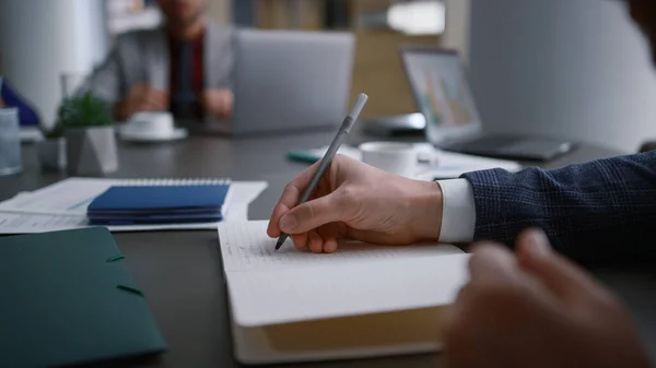 Gerente de escritório verificando informações discutindo parceiro de negócios na conferência. — Fotografia de Stock