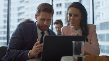 Başarılı girişimci çift kafede dizüstü bilgisayarla görüntülü konuşma yapıyor..