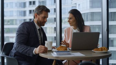 Güvenilir idari ekip çalışması şirket binası kafede bilgisayar kullanımını tartışır