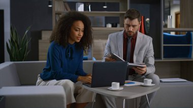 Laptop 'ta çalışan çeşitli iş arkadaşları ev ofisinde görüntülü konuşma çağrısı yapıyor..