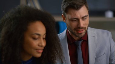 Birlikte çalışan çok ırklı yönetici çift kafeterya ortak çalışmasında sorun çözüyorlar..