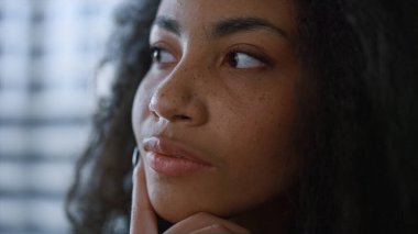 Ofiste yaratıcı fikirler düşünen Afrikalı Amerikalı iş kadını..