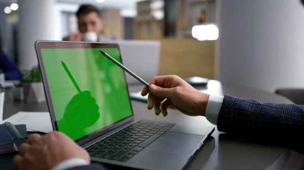 Empresário usando laptop greenscreen analisar dados corporativos na mesa de conferência. — Fotografia de Stock
