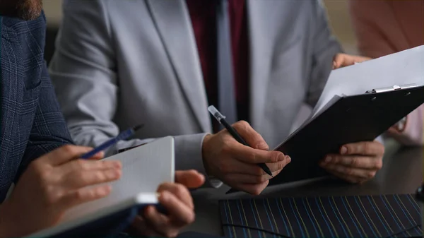 Entrepreneur mãos estudo documento documentos escrevendo notas na mesa do escritório reunião. — Fotografia de Stock