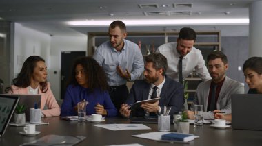 Çeşitli uluslararası ofis şirketlerinde tablet aygıtı araştıran iş grubu