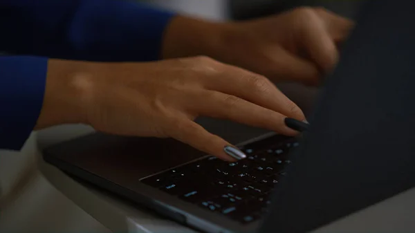 Diversas pessoas de negócios mãos escrevendo notebook digitando teclado laptop no escritório. — Fotografia de Stock