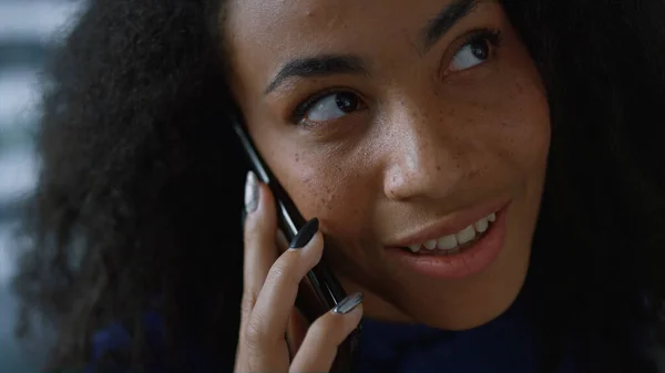 Радісна афроамериканська працівник жінка говорить менеджера на мобільному телефоні вдома . — стокове фото
