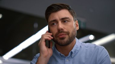 Ofiste internet üzerinden konuşan yönetici bitirme araması.