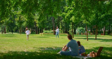 Babam piknikte Gaughter ile badminton maçı izliyor. Aktif aile uykusu.