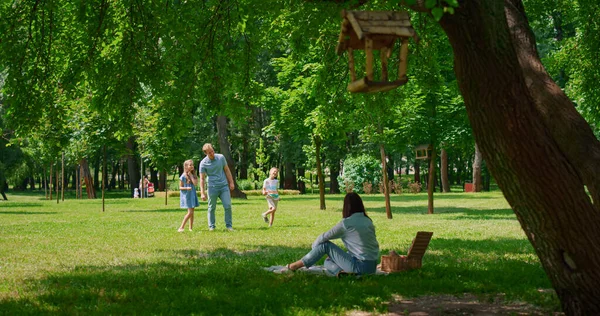 Glada familjesemester i sommarparken. Aktiva spel tillsammans på frisk luft. — Stockfoto