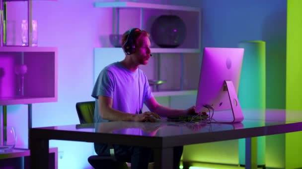 Cyber hráč mluví mikrofon doma. Akce komentářů Esport Streamer v neonu — Stock video