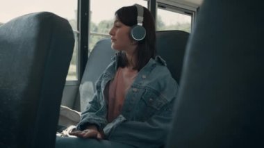 Genç kız müzik dinlemekten zevk alıyor.