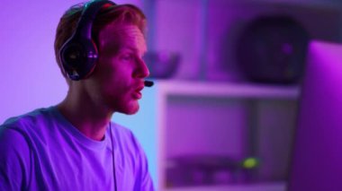 Evde video oyunu oynayan hayal kırıklığına uğramış oyuncu. Üzgün adam savaşı kaybediyor.