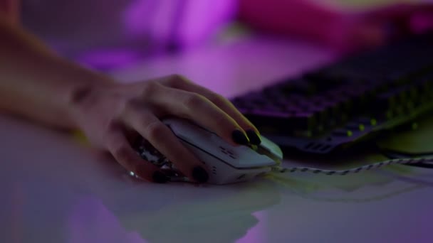 Detailní ruce hrát kybernetickou hru doma. Nadšený dívka těšit herní víkend. — Stock video