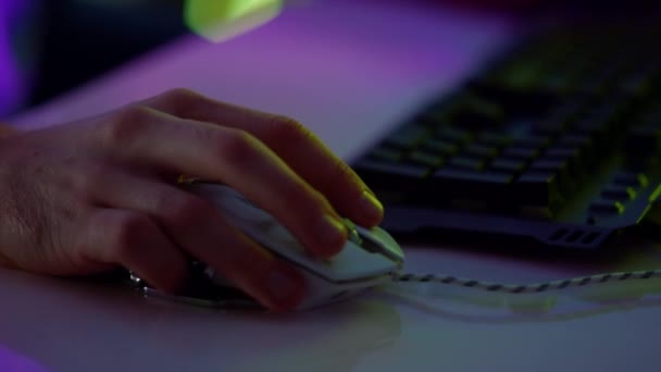 Primo piano mano al neon cliccando esport mouse. Cyber giocatore godendo fine settimana di gioco — Video Stock