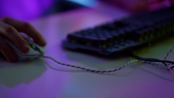 Cyberplayer χέρι χρησιμοποιώντας το ποντίκι σε neon room closeup. Esport παίκτης ανάπαυσης σε απευθείας σύνδεση — Αρχείο Βίντεο