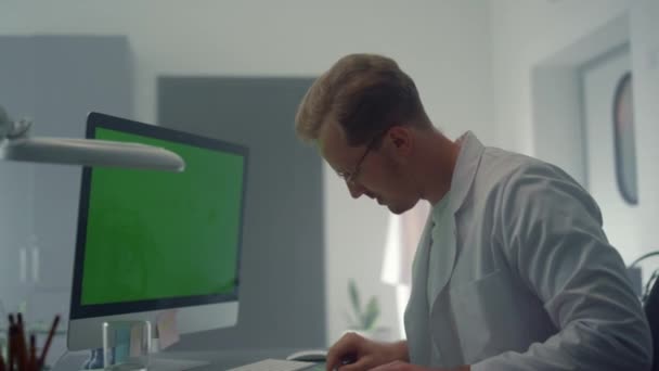 Chroma klíč počítač pomoci lékař v konzultaci on-line. Odborná pracovní klinika. — Stock video