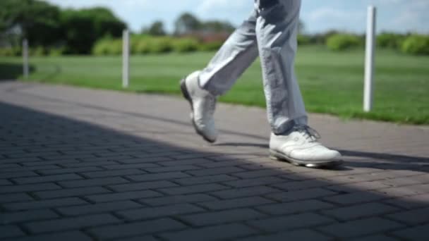 Golf hombre piernas caminando en curso. Hombre de lujo que va al golf de verano club de campo — Vídeo de stock