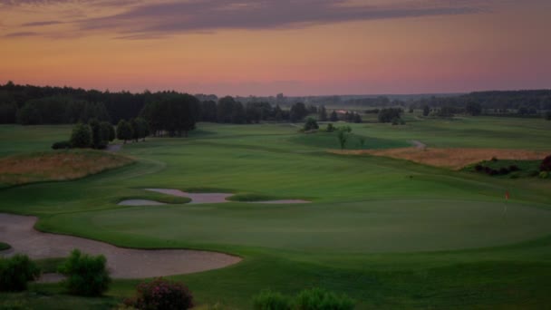 Aerial golf park sunset at cloud sky nature landscape. Campo de golf fondo. — Vídeos de Stock