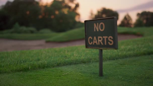 Golfbaan gras teken in leeg gras fairway. Vervoersbeperking in het veld. — Stockvideo