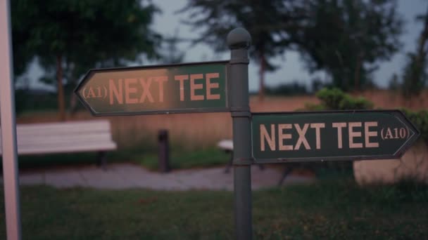 Panneau de golf montrer le texte d'information au coucher du soleil nature parc des champs verts à l'extérieur. — Video