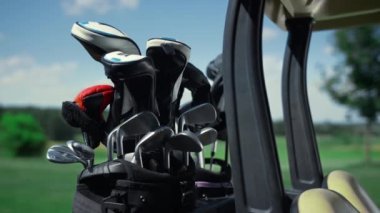 Golf sopası ekipmanları açık hava çantasının içinde. Yaz kursunda golf aletleri