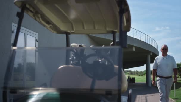 Bogaty golfista usiąść wózek uruchomić silnik w klubie country. Seniorzy lubią działalność. — Wideo stockowe