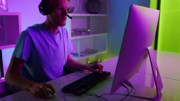 Neon-Gamer verlieren Runde zu Hause Cyberspace Nahaufnahme. Trauriger Mann spielt Computerspiel — Stockvideo