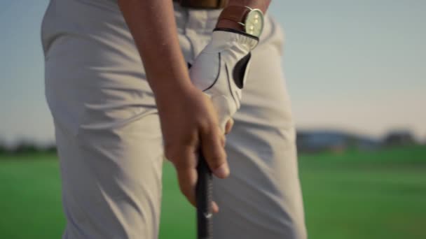 这家伙在日落乡村俱乐部打高尔夫球.高尔夫球手使用推杆击球. — 图库视频影像
