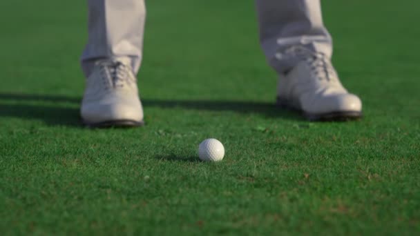 高尔夫球手的脚在球道上击球.高尔夫球手在训练中挥杆射击. — 图库视频影像