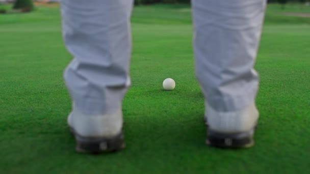 Clube de swing de golfe ativo no campo de golfe. Homem pernas de pé no fairway grama verde. — Vídeo de Stock