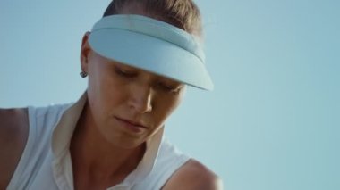 Golf oyuncusu golf sahasında topa vuruyor. Şehir kulübünde aktif bayan oyunu .