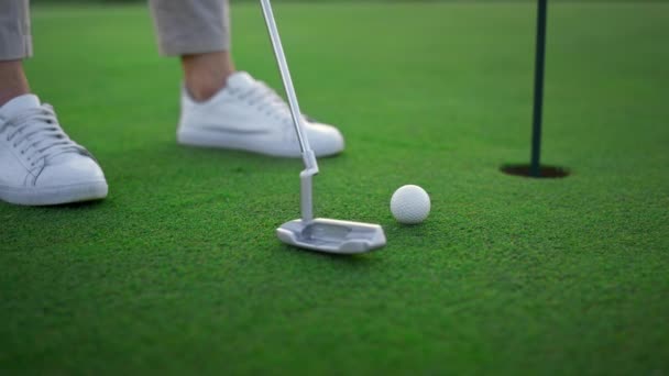 Golfer benen raken bal op groene golfbaan. Sport speler teeing score buiten — Stockvideo