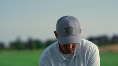 Sunbae golf topuna vuruyor. Zengin adam güneşli bir hafta sonunda golf oynar..