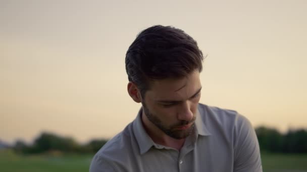 Bonito homem comemorar jogo de golfe bem sucedido no pôr do sol natureza fairway curso. — Vídeo de Stock