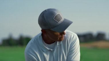 Sporcu adam golf oynuyor. Sahada. Son sınıf oyuncusu golf sopası sallıyor..